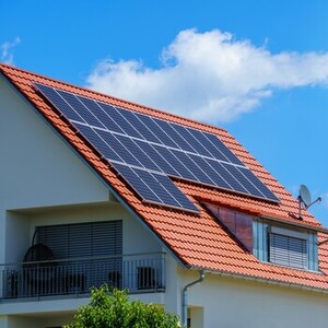 Dotacia na fotovoltaiku je špeciálne navrhnutá tak, aby podporila domácnosti, ako aj podniky k ekologickejšiemu správaniu.